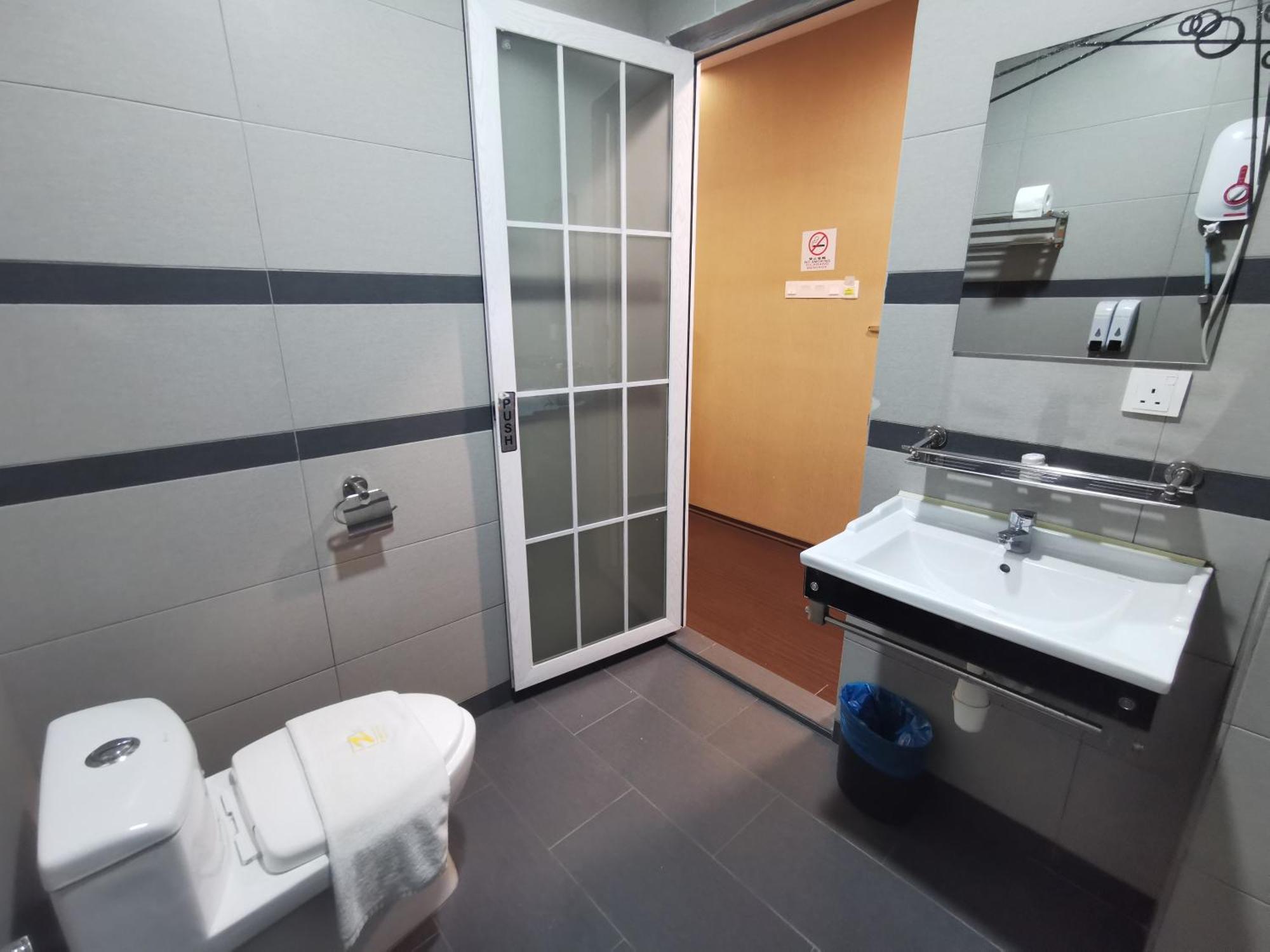 Zenz Hotel Kulai Buitenkant foto