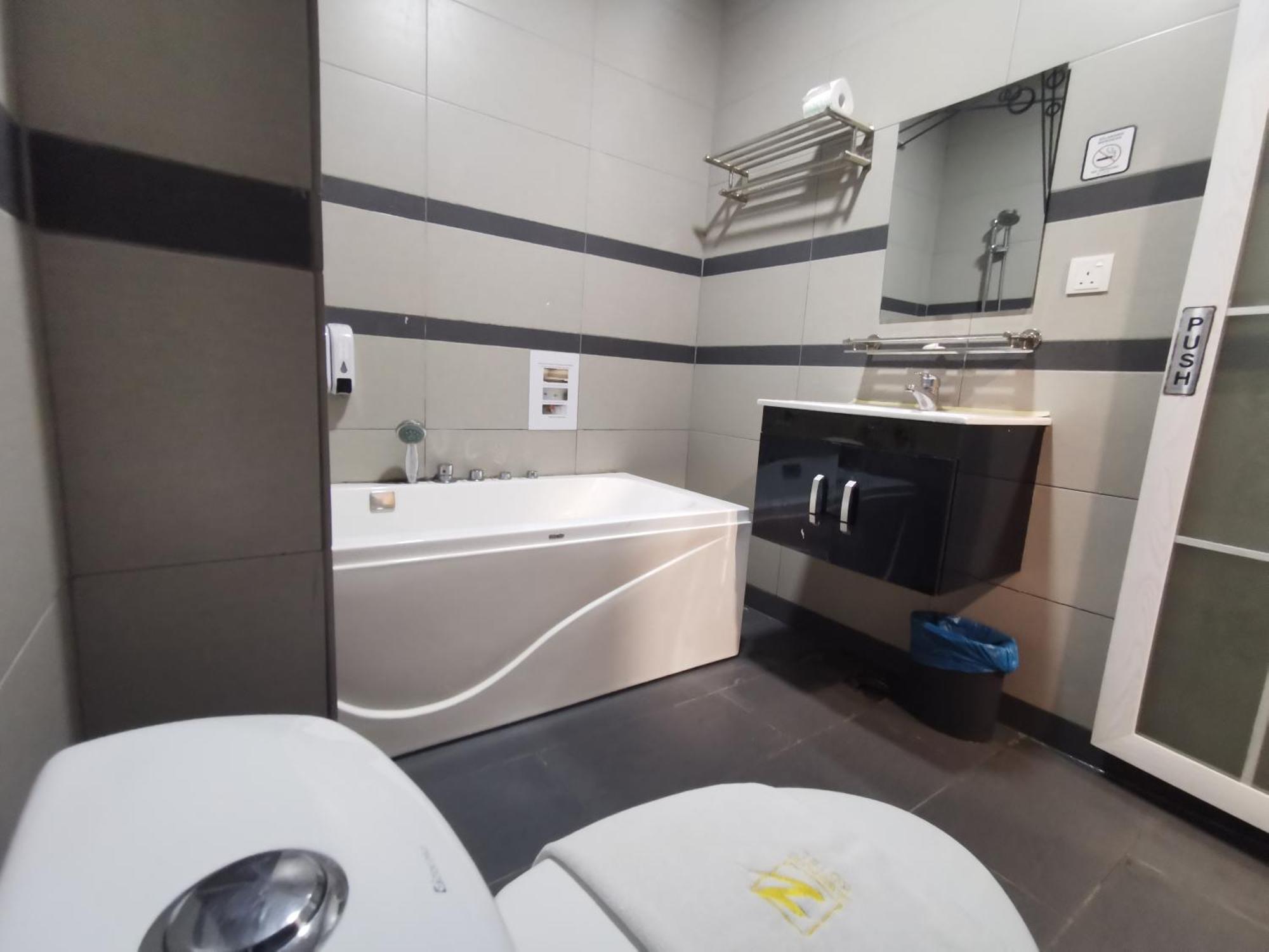 Zenz Hotel Kulai Buitenkant foto